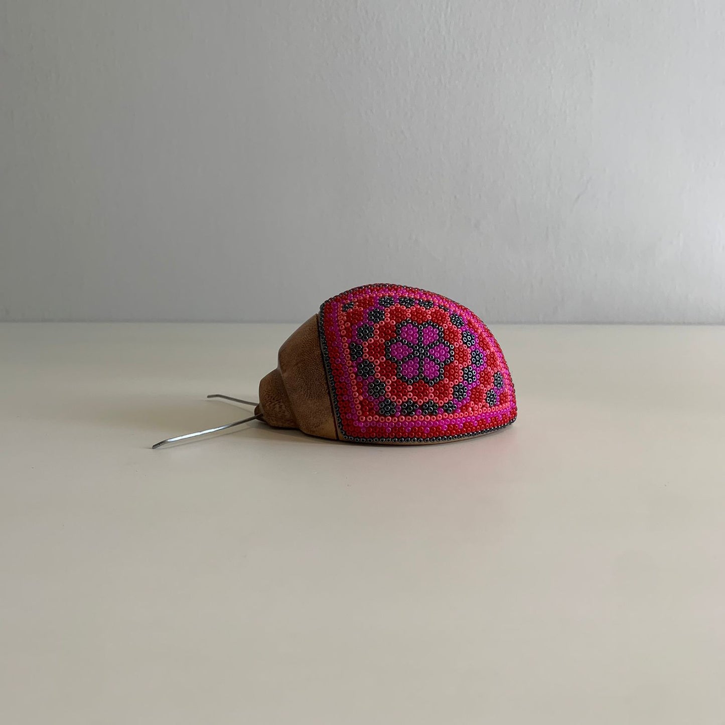 Catarina de madera con Arte Huichol
