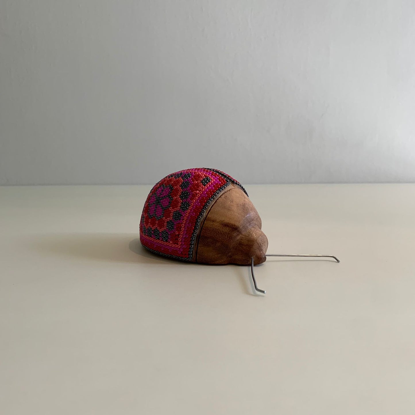 Catarina de madera con Arte Huichol